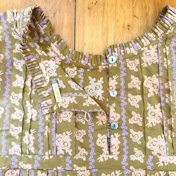 Matta ruffle neck top. Olive, peach and purple. Size XL. - Picture 2 of 4